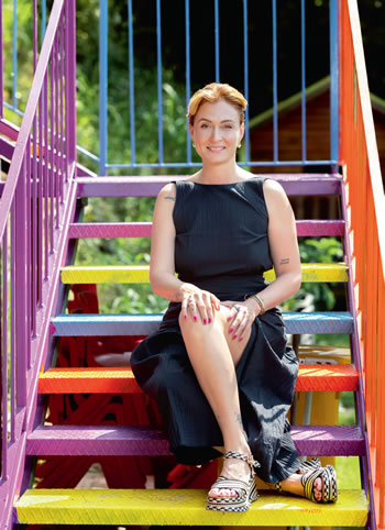 <center>Annem görme dışında da bedenin, beynin birçok yeteneğinin olduğunu öğretti bana. Yoksunluk üzerine değil, mevcut olanın kıymetini bilerek büyüdüm.</center>